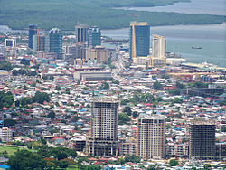 Port of Spain, nhìn từ phía bến cảng tháng 12 năm 2002. Có thể thấy rõ tháp đôi Eric Williams Plaza. Tháp Nicholas Tower, hiện là tòa nhà cao nhất ở Trinidad và Tobago, đang được xây dựng nằm ở bên phải bức ảnh.