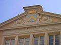 Blason de l'archevêque Camille de Neufville de Villeroy (1606-1693) sur la façade du château d'Ombreval, aujourd'hui mairie de Neuville-sur-Saône.