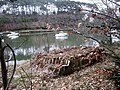 Tas d'anciennes tuiles destinées au captage du naissain (rive droite de la Rivière du Bono, anse du Govillo en Pluneret).