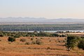 Au fond, les monts Măcin vus du Boudjak en Ukraine, vers le sud par-dessus le Danube, près de Reni