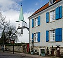 Dorfkirche Saarn mit denkmalgeschütztem Haus