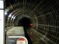 Uno dei tunnel al termine della banchina della stazione. Una variante del Controllo Moorgate viene utilizzato per assicurarsi che i treni rallentino in sicurezza nell'avvicinarsi al termine del tracciato ferroviario.