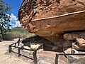 Schützendes Blechband oberhalb der Höhle