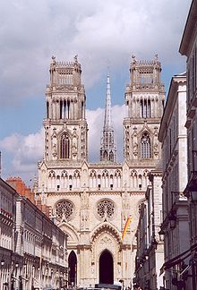 Photographie de la cathédrale d’Orléans dans son ensemble, avec ses deux tours.