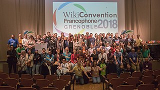 Photo du groupe des participants et participantes à la WikiConvention francophone de Grenoble 2018.