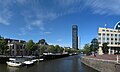 Le Zuiderstadsgracht (canal), l'Achmeatoren (tour) et la rue de Willemskade, vus depuis le Wirdumerpoortsbrug (pont) en 2010.