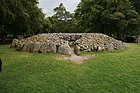 Uno de los tres cairns de Balnuaran de Clava. Existen varios subtipos: con corredor, en anillo cerrado, etc. El de la foto posee un corredor delimitado por ortostatos. Se observa el bordillo exterior de grandes rocas.