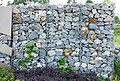 参考：石を詰めた蛇篭（英:gabion）。これで小さなダムを作ることもあるが、ダム直下に洗堀防止のため置くことのほうが多い。