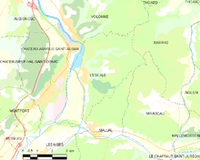 Carte élémentaire montrant les limites de la commune, les communes voisines, les zones de végétation et les routes