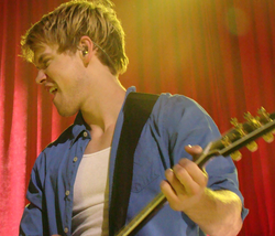 Chord Overstreet hahmonaan Sam Evansina Gleen livekonsertissa.