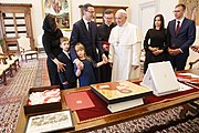 Mateusz Morawiecki z rodziną z wizytą u papieża Franciszka (2018)