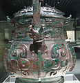 Vase you à décor de taotie[N 5] Shang, XIIe siècle. Musée de Shanghai. Bronze, H. env. 32 cm[N 6]