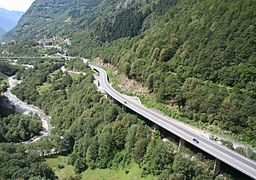 La semi-autoroute A13 en vue de Soazza dans le val Mesolcina.