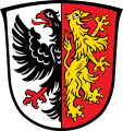 Hinten ein linksgewendeter goldener Greifenlöwe im Wappen von Jengen