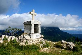 Oratoire d'Orgeval, au fond, sous les nuages, le Chamechaude