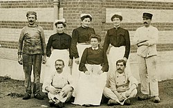 Personnel de service d'un régiment : mécanicien, lingères, palefrenier (?).