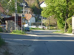 Az 1108-as út egy szakasza Üröm és Budapest határvidékén, balra a Boglárka utca torkolata