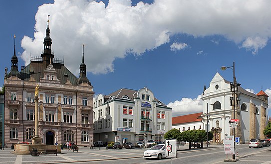 Náměstí Českého ráje („Marktplatz des Böhmischen Paradieses“) mit Sparkasse und Franziskanerkirche