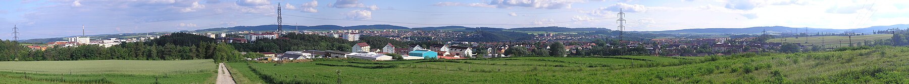 Panoramo de Třebíč de nordo; en fono masivo de vulkana origino sude de la urbo.