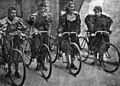 Englische Fahrerinnen vor einem Radrennen im Olympia-Velodrom in London, 1899