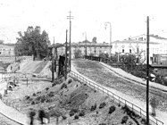 Die erste Bahnhofsbrücke um 1870 war aus Holz