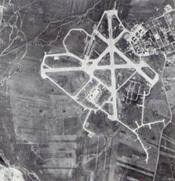 תצלום הבסיס בשנת 1945. הצפון הוא בכיוון אופקי לצד שמאל, לאורך המסלול 18/36 שבמרכז התמונה. באזור השדות שבתחתית התמונה נמצא היום המושב בית אלעזרי.