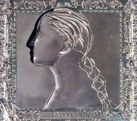 Обложка альбома Мины «Dalla terra» (2000)