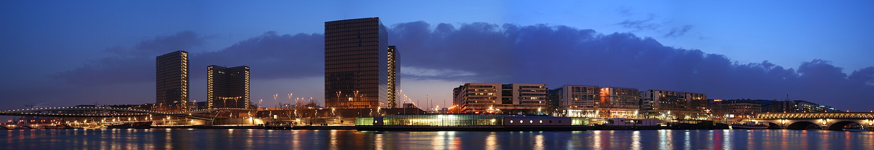 Sen Nehri'nin sol kıyısı (güney kıyısı) nın panoramik görünümü. Soldan sağa: Passerelle Simone-de-Beauvoir, Bibliothèque nationale de France'nın Tolbiac sitesi, MK2 Bibliothèque sinema salonu, Pont de Bercy görülmektedir (13. arrondissement, Paris, 2007) (Üreten: Benh)