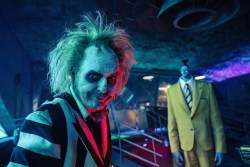 BEETLEJUICE BEETLEJUICE, (aka BEETLEJUICE 2), from left: Michael Keaton, Bob, 2024. ph: Parisa Taghizadeh /© Warner Bros. /Courtesy Everett Collection