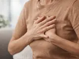 Mujer con dolor en el pecho.