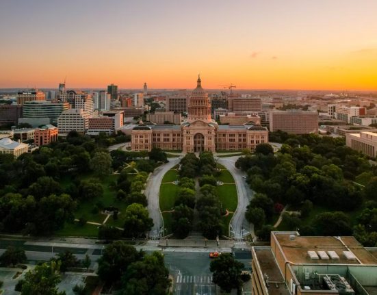 O gabinete do governador do Texas também disse que, durante a Operação Lonestar, as forças policiais do Texas apreenderam mais de 620 milhões de doses letais de fentanil, o que, segundo eles, é “suficiente para matar todos os homens, mulheres e crianças dos Estados Unidos, México e Canadá juntos” (Foto: Visit Austin)