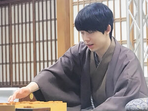 将棋の第74期王将戦七番勝負第2局で勝った藤井聡太王将=2025年1月26日午後、京都市の伏見稲荷大社、佐藤圭司撮影