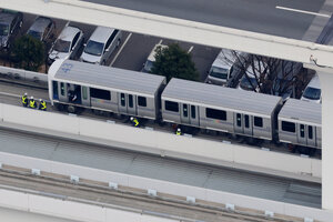 駅の間で停止したゆりかもめの車両を点検する作業員ら=2025年1月25日午後1時11分、東京都港区、朝日新聞社ヘリから、小林正明撮影