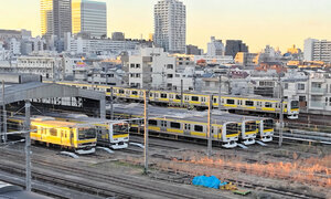 JR中野駅近くにある中野統括センター。運転士の職場は2024年9月まで「中野電車区」と呼ばれていた=東京都中野区