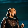 Juiz proíbe reprodução mundial de música de Adele por denúncia de plágio no Brasil