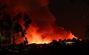 Incêndios em Los Angeles: diminuem os ventos, aumentam as críticas; 11 morreram