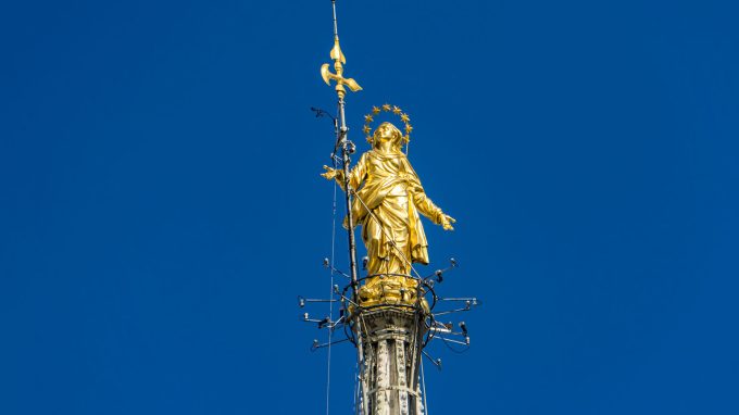 La Madonnina brilla sul Duomo di Milano da 250 anni