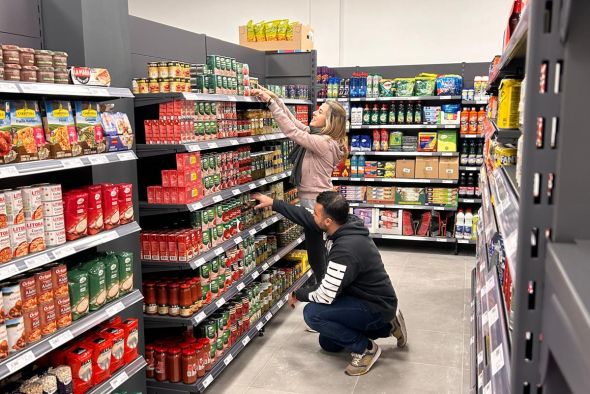 Perales del Alfambra celebra  el aniversario del supermercado