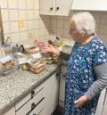 Un cocinero de Torres de Albarracín reparte a domicilio comida ya preparada entre los ancianos