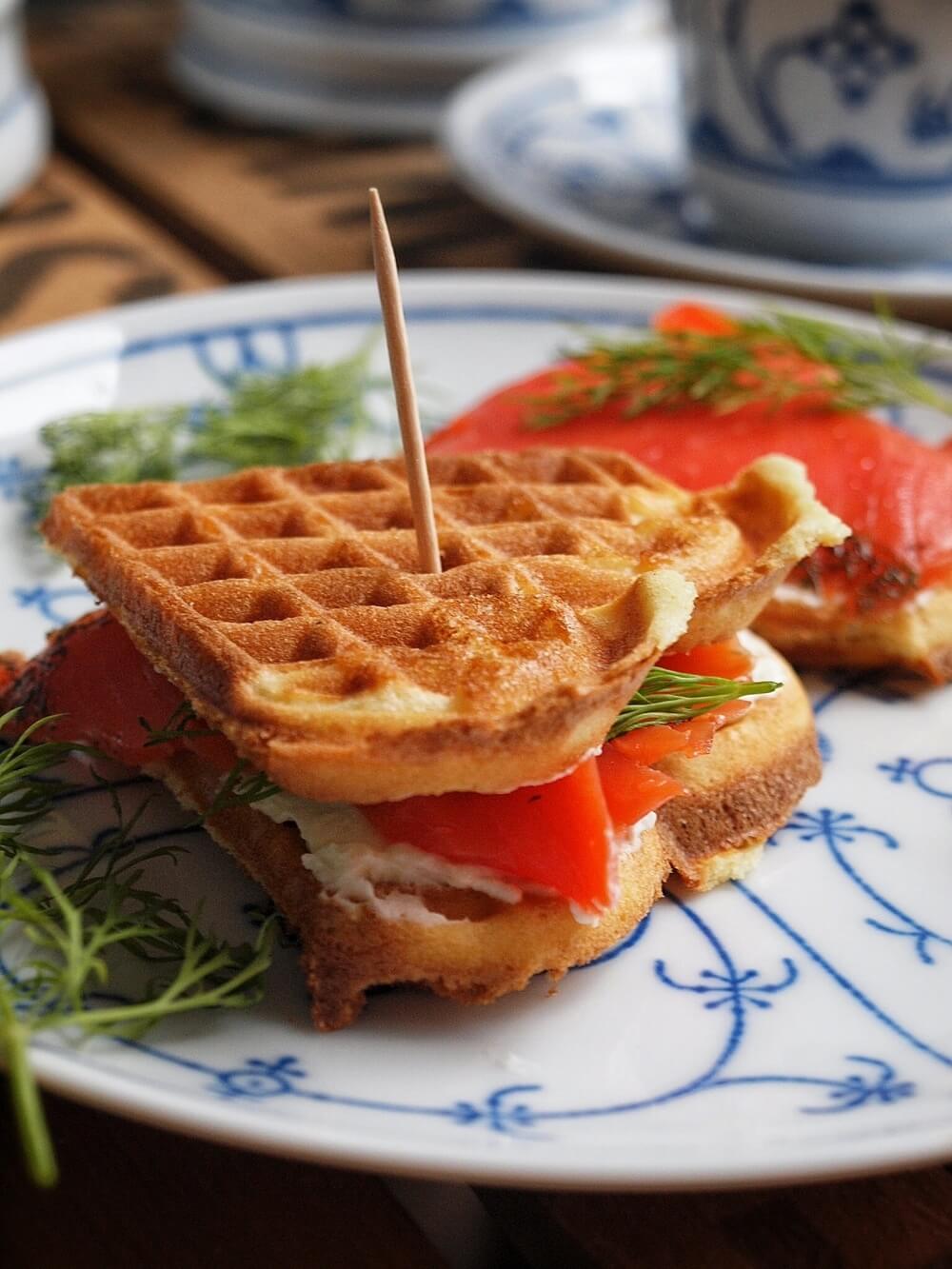 Buttermilch Waffeln als Doppeldecker Frischkäse-Lachs-Waffel-Sandwich