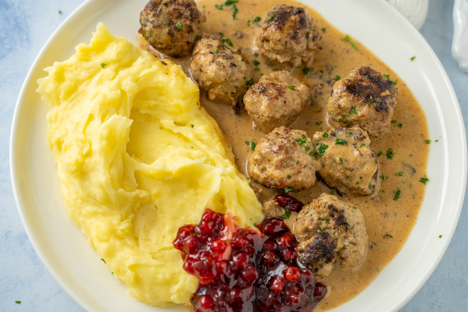 Köttbullar mit Soße, Kartoffelpüree + Preiselbeeren