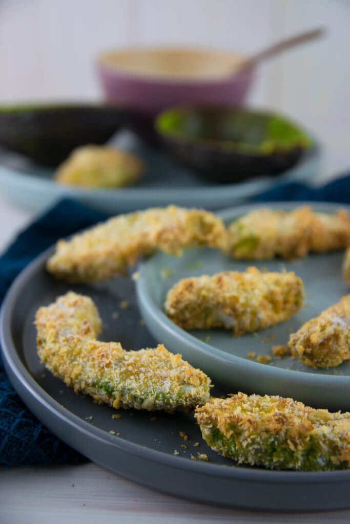 Voll im Trend und perfekt um diesen gesunden leckeren Snack einfach zuhause selber zu machen - Rezept für Avocado Fries