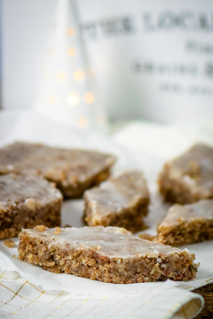 Diese Rautenlebkuchen vom Blech schmecken nicht nur super genial, sie sind auch wunderbar saftig und stecken voller Nüsse und Mandeln.