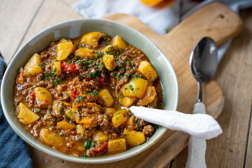 Yummy! Bauerntopf mit Hackfleisch, Kartoffeln und Paprika in weniger als 60 Minuten