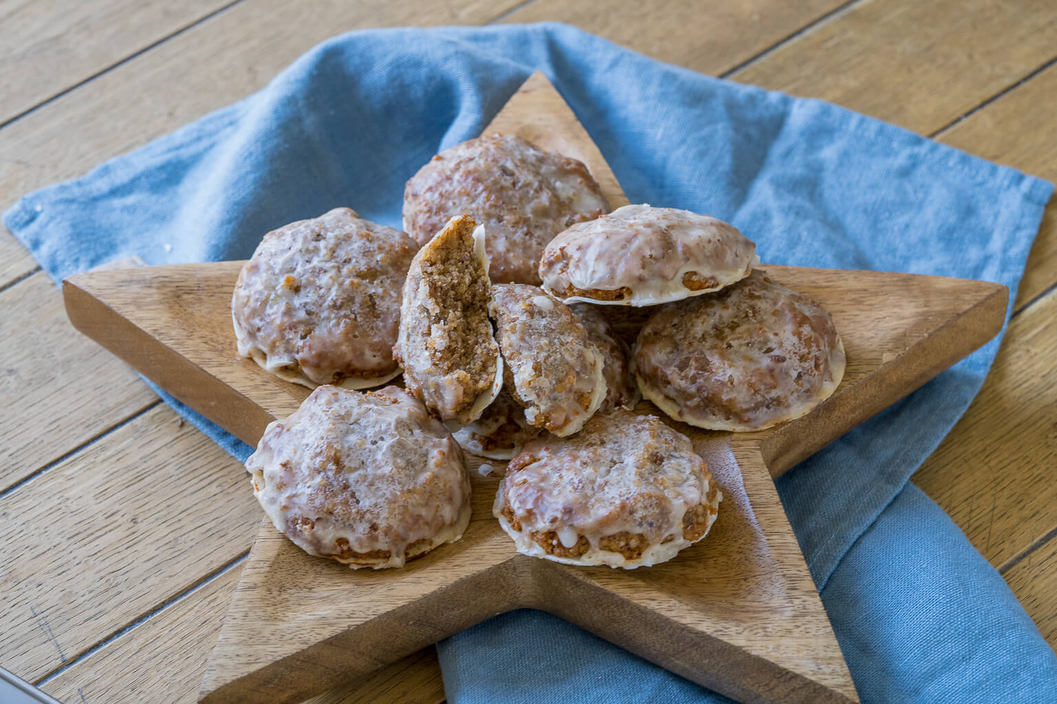 Lebkuchen Rezept zum Backen - leckere Lebkuchen mit Marzipan und Zuckerguss