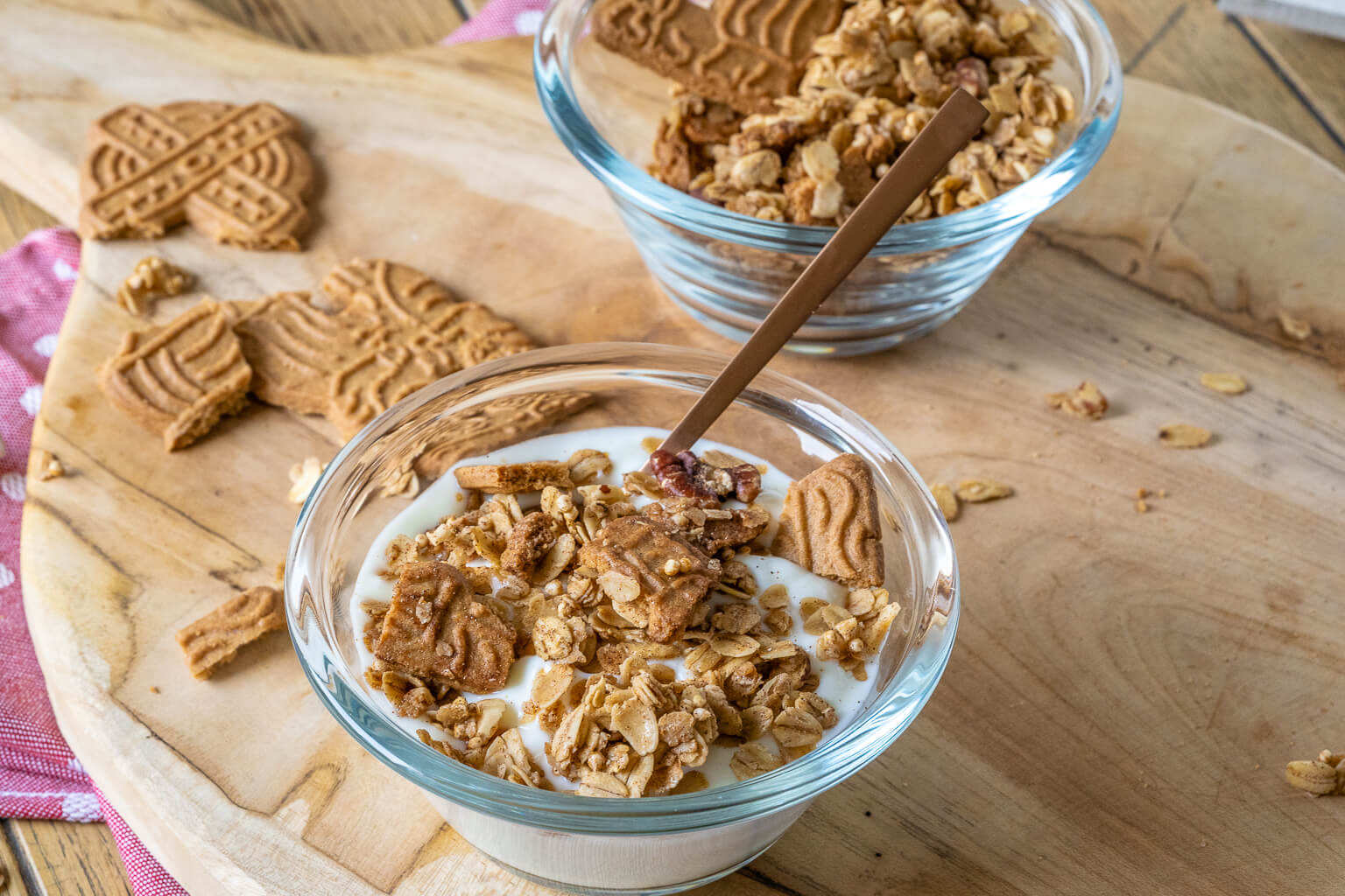 Spekulatius Müsli einfach selber machen: mit Nüssen, Haferflocken, Zimt und Spekulatiuskeksen wird es einfach super lecker. Perfekt mit Milch oder Joghurt.