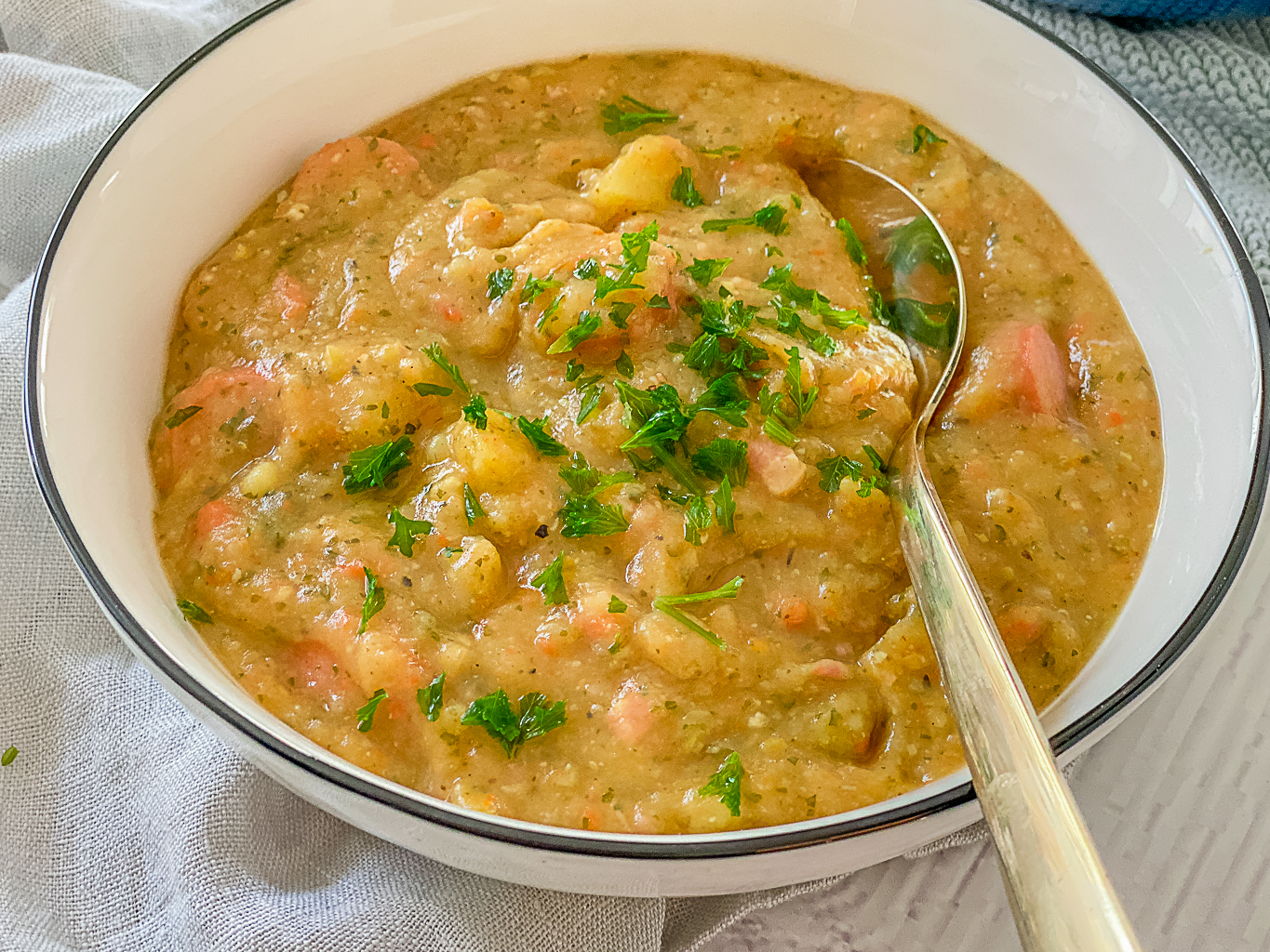 Kartoffelsuppe mir Wiener Würstchen - einfach total lecker nach Familienrezept. Schmeckt püriert als auch nicht püriert.