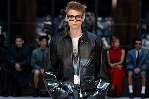 sacai 俳優ジェームズ・ディーン着想のレザージャケット、フェイスプリントのTシャツも