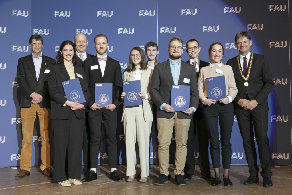 Photo from the scholarship ceremony: Deutschlandstipendium scholarship holders with the FAU President