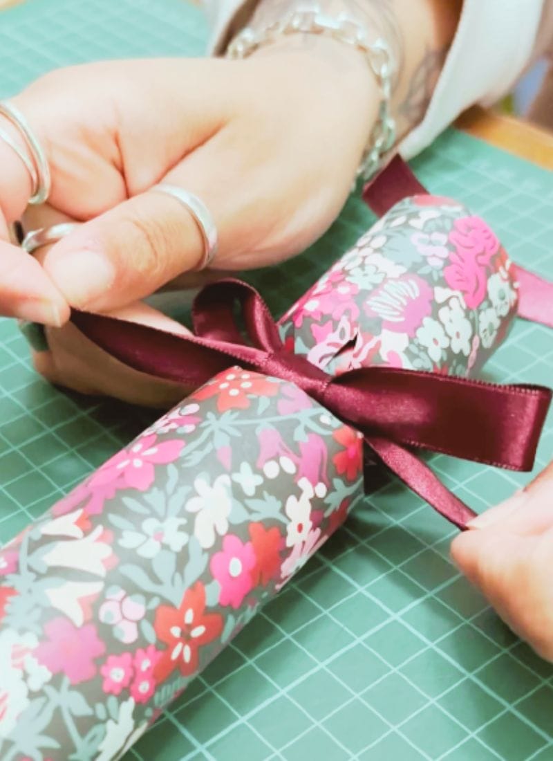 How to make Christmas crackers with pretty paper